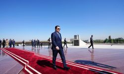 السوداني يضع اكليلاً من الزهور على ضريح الجندي المجهول بمناسبة العيد الوطني العراقي